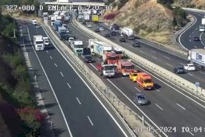 Un accidente entre dos camiones colapsa el bypass de Valencia