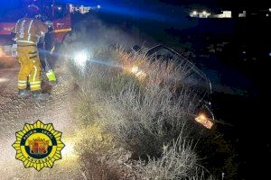 Un coche queda volcado al borde de un precipicio en un pueblo de Alicante