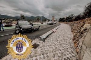 Aparatoso accidente en Onda al estrellarse un coche contra una farola