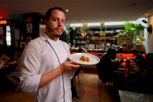 El Corte Inglés lleva a sus cafeterías el imaginario gastronómico del chef colombiano Cristian Ramírez