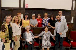 El Ayuntamiento de Sagunto homenajea a sus vecinas centenarias en la XIX Semana Cultural de las Personas Mayores