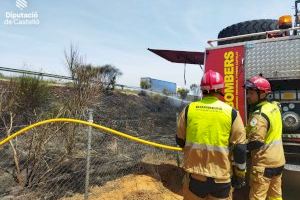 Un incendio de vegetación en Alcalà de Xivert afecta la cuneta de la AP-7 junto a la Serra d'Irta