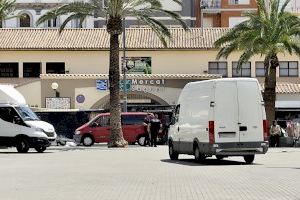 Compromís Sagunt denuncia el paso descontrolado por el medio de la plaza Cronista Chabret los días de mercado