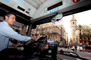 Los conductores e inspectores de EMT de València, reconocidos como agentes de la autoridad