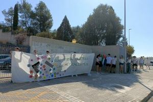 Cerca de 1.000 alumnos del instituto, colegio y escuela infantil de Almenara forman una cadena humana por la paz