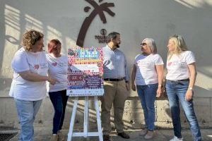 Turismo viste de ganchillo la Plaza del Carmen de Orihuela con motivo del Día Mundial de Tejer en Público