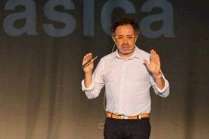 Mago More cautiva al público del Teatro Mónaco de Onda con su conferencia ‘Superpoderes’