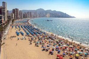 Benidorm refuerza los servicios de limpieza, socorrismo y seguridad en las playas por el inicio de la temporada alta