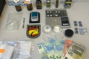 Cae en Valencia un traficante con un arsenal de drogas peligrosas y estimulantes sexuales: "Alfa-flakka", poppers, éxtasis líquido y más