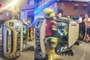 Atrapada una conductora al volcar con su coche de madrugada en Elche