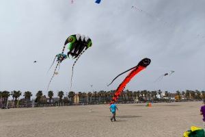 Globos, cometas gigantes y vuelos acrobáticos: Así será el Festival del Viento de Castellón