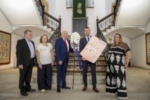 El presidente Vicent Mompó recibe el ‘Pomell de Flors’ del Corpus