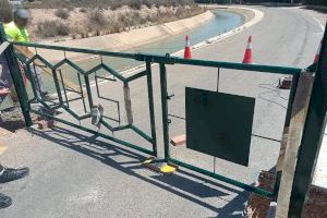 Lourdes Aznar pide una reunión urgente con la CHS ante la instalación de unas puertas en el camino del Trasvase