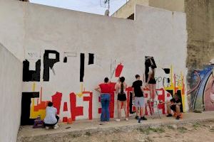 L'alumnat de l'IES número 5 pinta un mural en el Festival Més Que Murs