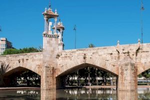 L’Ajuntament enceta treballs de manteniment del paviment del Pont de la Mar