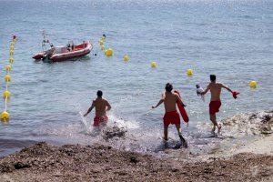 Imagen de un simulacro de salvamento en la Cala de la Fustera de Benissa