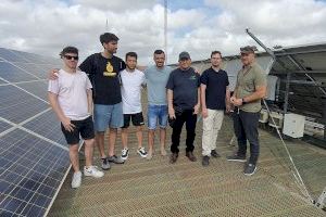 Estudiantes de la UMH visita la instalación fotovoltaica situada en la Estación de Autobuses de Elche