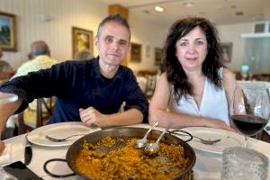 Una pareja de madrileños se cobra el premio gastronómico sorteado por El Campello durante la celebración de la feria turística Fitur