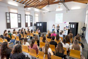 Cerca de medio centenar de personas participan en el Foro Jove sobre salud mental y trastornos alimenticios de l'Alfàs