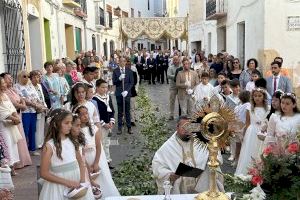 El “Corpus Cristi” llenó de flores y altares las calles de La Nucía