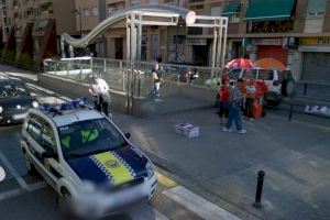 VIDEO | Dos atracadores con un cuchillo de plástico y un palo de escoba causan el caos en una estación de metro de Valencia