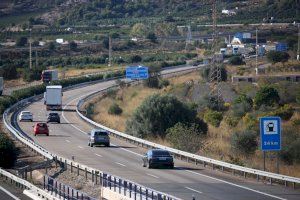 La venta de coches eléctricos cae en la Comunitat Valenciana y los enchufables se estancan