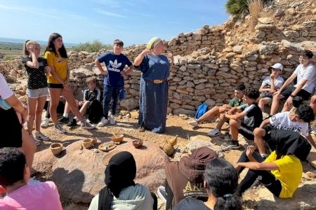 Els alumnes de l´IES Joan Coromines visiten el poblat iber del Puig de la Nau