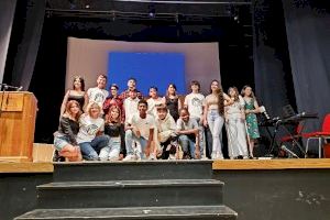 La clase de 1º de ESO del IES Vicent Adrés Estellés estrena la ópera “Conflictos en el IES”