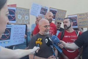 L’AMPA del CEE La Encarnación es concentra a les portes del centre per exigir l’eliminació del contracte amb Monbus