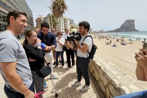 La Fundación Adopta un Abuelo traslada a Calp a una octogenaria para ver el mar por primera vez