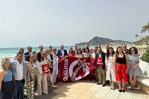 Alicante vuelve a recoger la bandera Qualitur que reconoce la calidad y excelencia de sus playas