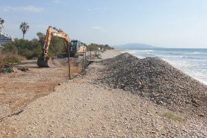 Oropesa prepara sus playas para el verano con el trasvase de arena en Amplàries y Morro de Gos