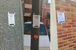 Burriana dice no a los carteles pegados en fachadas y farolas: ¡hay multa!