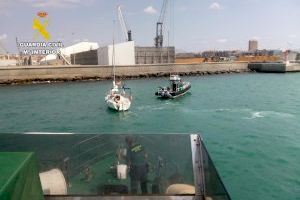 Susto en el puerto de Alicante: Un velero sin gobierno a punto de estrellarse contra los espigones