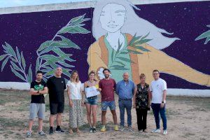 La artista Alba Bla finaliza el mural conmemorativo de la Mostra Cultural del Alcalatén