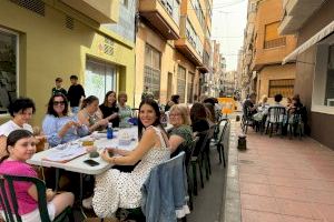 La costura sale a las calles de Burriana con el Día Mundial de Tejer en Público