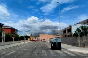 Los bomberos atajan un incendio en unas viejas naves de Burriana