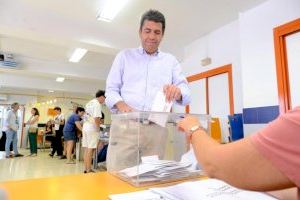 Carlos Mazón ejerce su derecho al voto en Alicante