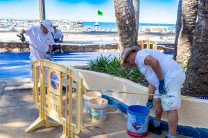 Benidorm ejecuta trabajos de adecentamiento y mejora de las zonas más visitadas de cara al inicio de la temporada estival