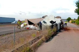 Accidente en la CV-10: vuelca un camión en Castellón