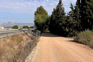 Villena acondiciona dos caminos rurales