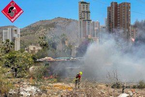 VÍDEO | Un incendi pròxim a una zona de gratacel de Benidorm deslliga una intensa fumera