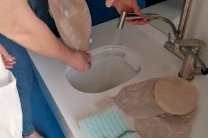 El Hospital General Universitario de Elche instaura un baño adaptado para personas ostomizadas