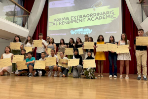 Educació de Crevillent otorga els diplomes a els premiats pel seu rendiment acadèmic durant el curs 2022 - 2023