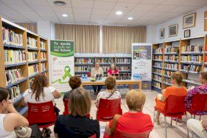 Leonor Fuentes donará los beneficios de la venta de su libro ‘El tercer cuaderno’ a AFA Marina Baixa