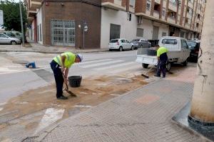 Las brigadas de las concejalías de Servicio y Limpieza de Villena inician la retirada de tierra causada por la tromba de agua