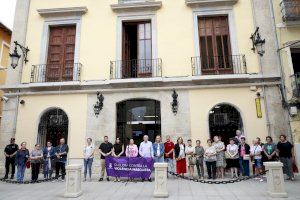 Cullera muestra su repulsa al último asesinato machista de una mujer y su hijo en Benaguasil