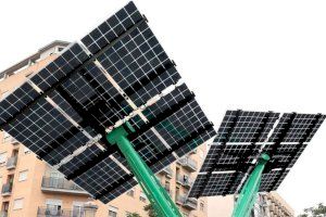 El Ayuntamiento pone en marcha cuatro árboles fotovoltaicos para recargar dispositivos móviles y pequeños vehículos eléctricos