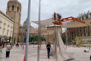 EMT València instal·la els tendals de protecció solar de la plaça de la Reina