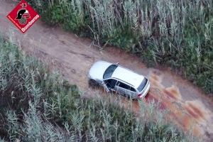 Se sale de la carretera y acaba perdido dentro de un barrizal en Torrevieja